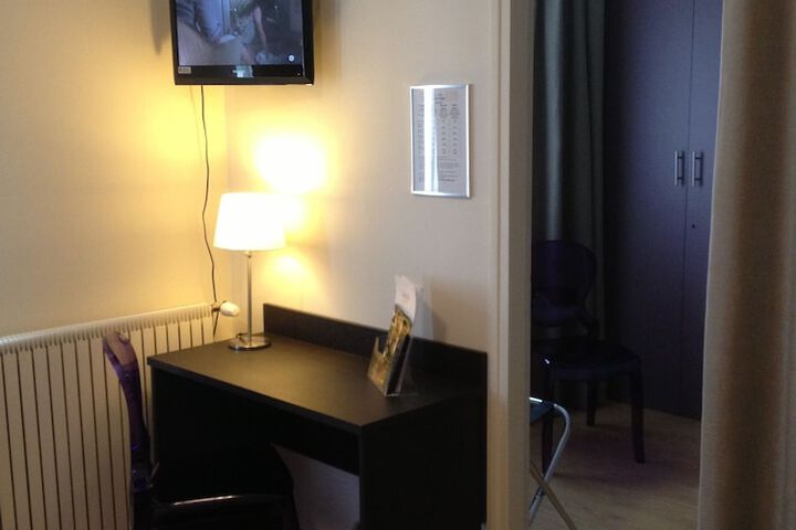 Room 6 of 30