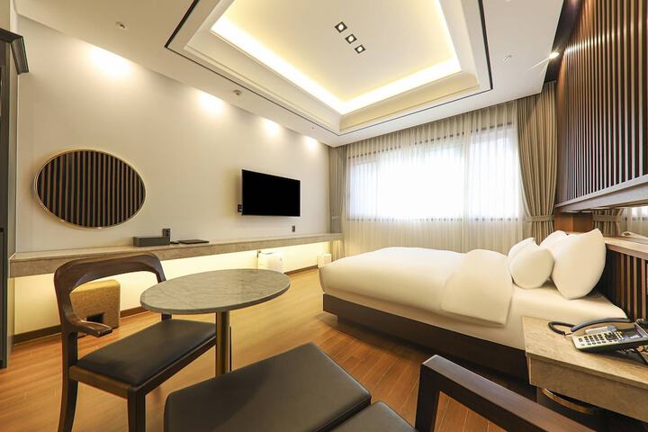 Room 15 of 77