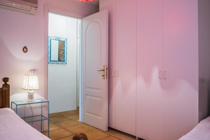 Room 4 of 9