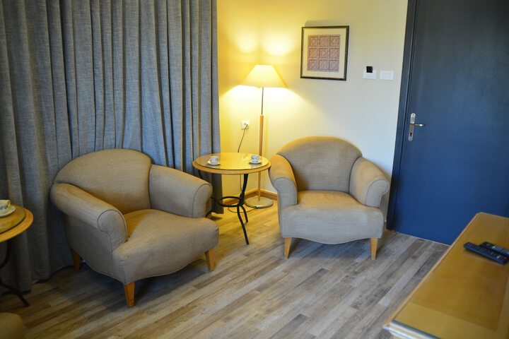 Room 33 of 47