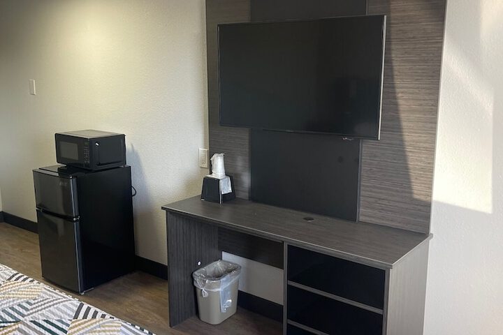 1 King Bed Micfridge (4 of 8)
