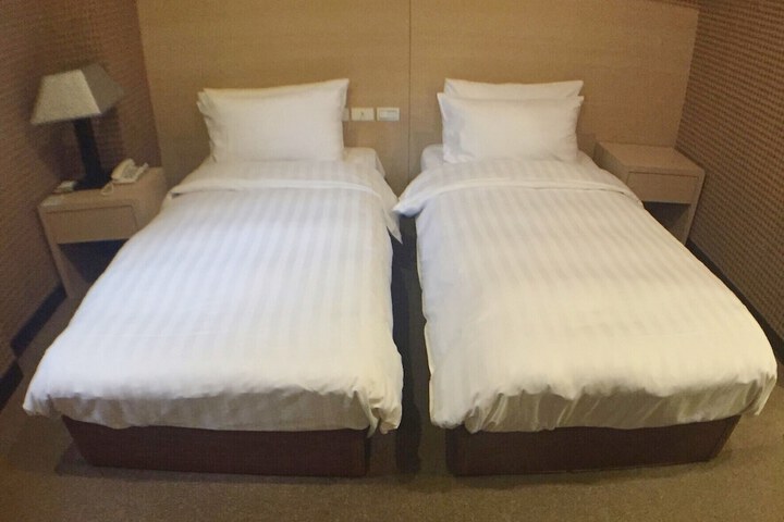 Room 12 of 34