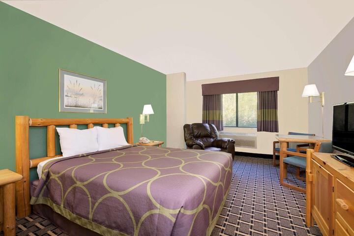 1 Queen Bed (2 of 5)