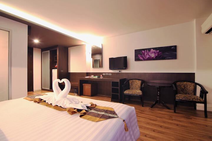 Room 12 of 16
