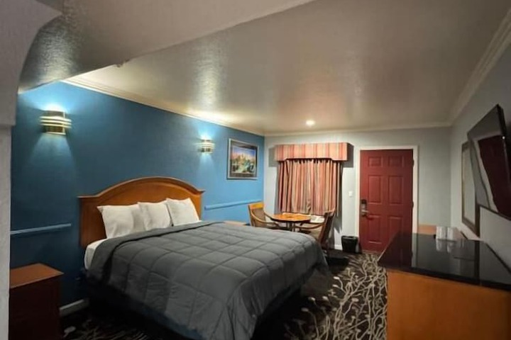 Room 4 of 36