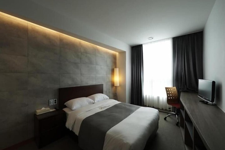 Room 12 of 52