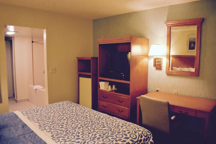 1 King Bed (2 of 4)