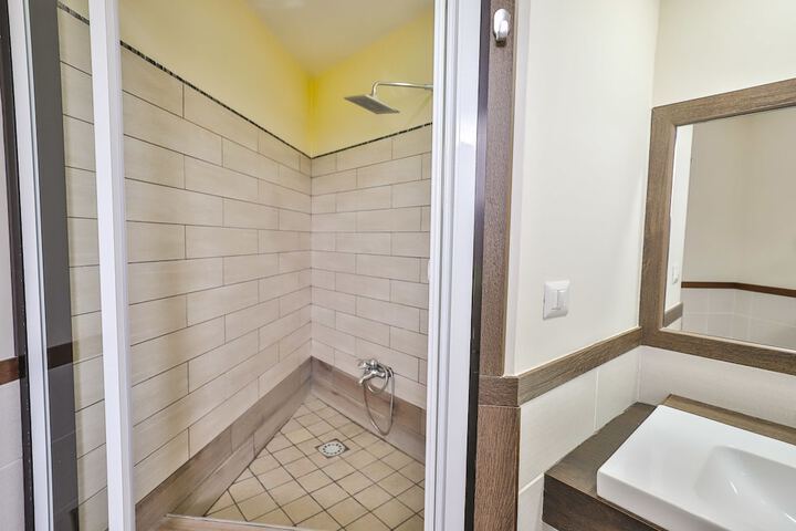 Room 10 of 24