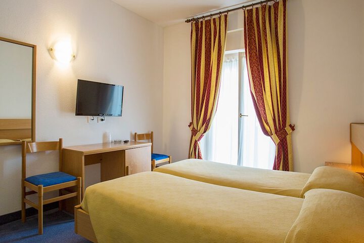 Room 8 of 32