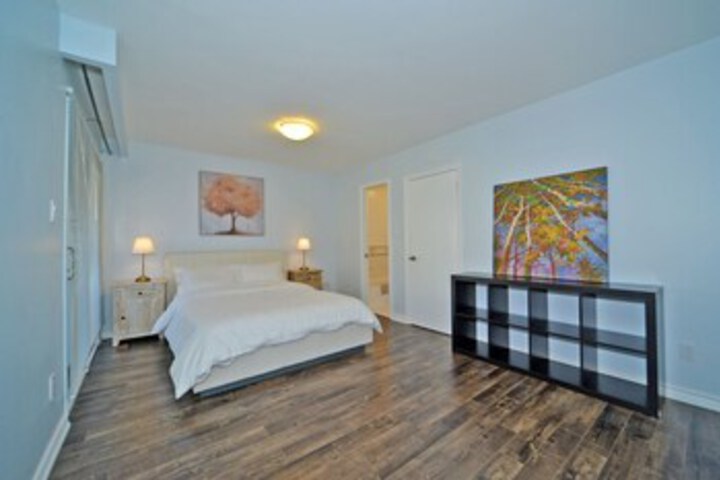 Room 10 of 16