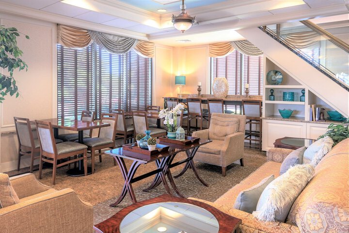 Lounge 12 of 17