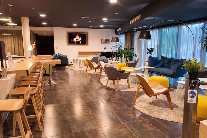 Lounge 31 of 38