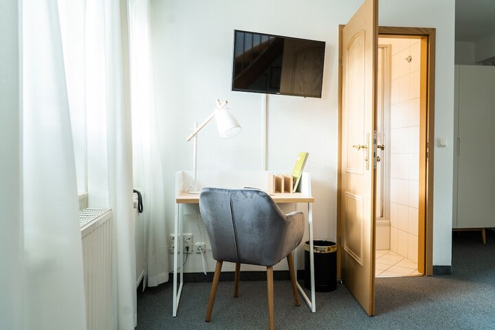 Room 70 of 191