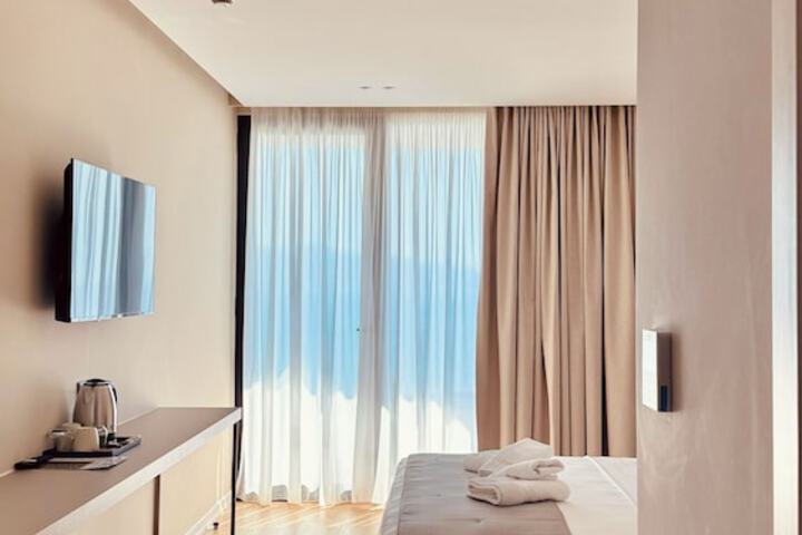 Room 33 of 76