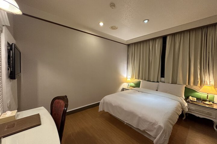 Room 5 of 68