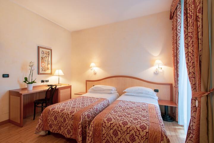 Room 9 of 30