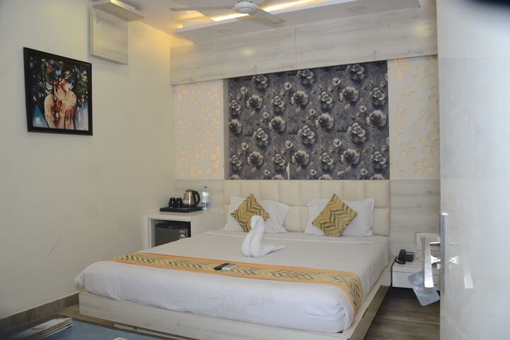 Room 5 of 12