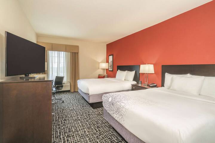 2 Queen Beds (6 of 8)