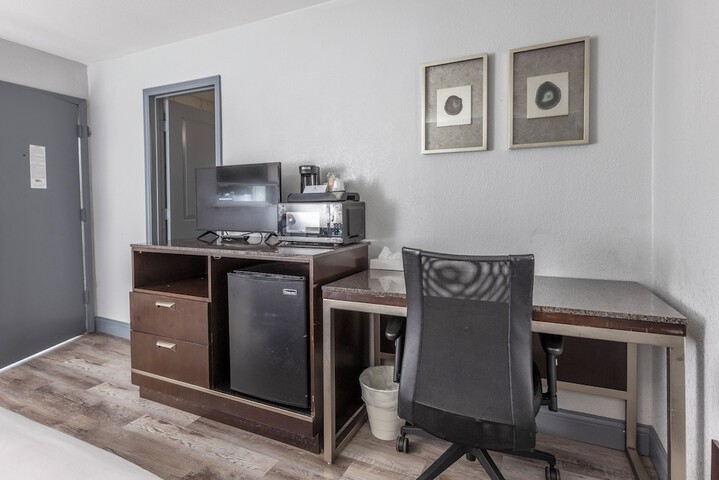 Premium King Bed (7 of 13)