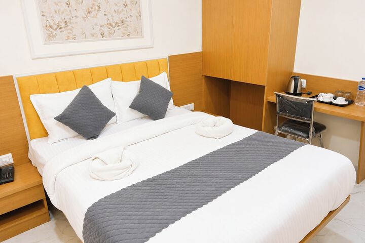 Room 4 of 9