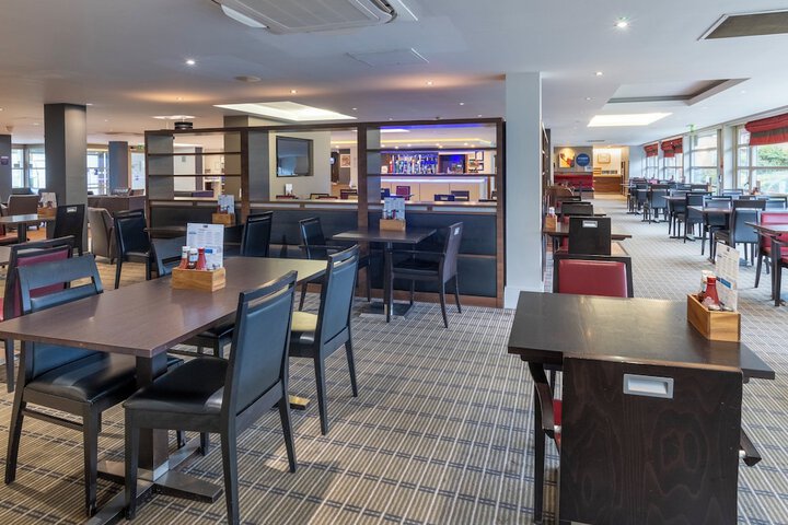 Lounge 32 of 60