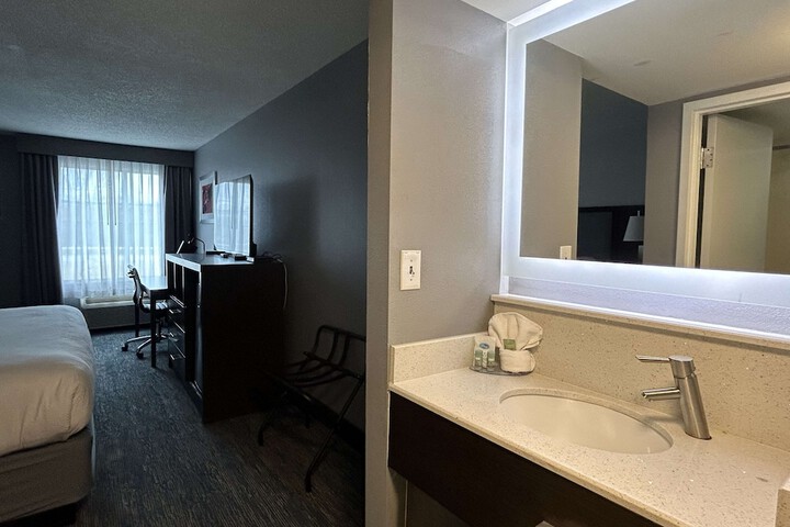 1 King Bed Microwave and Refrigerator WiFi Full Breakfast (8 of 14)