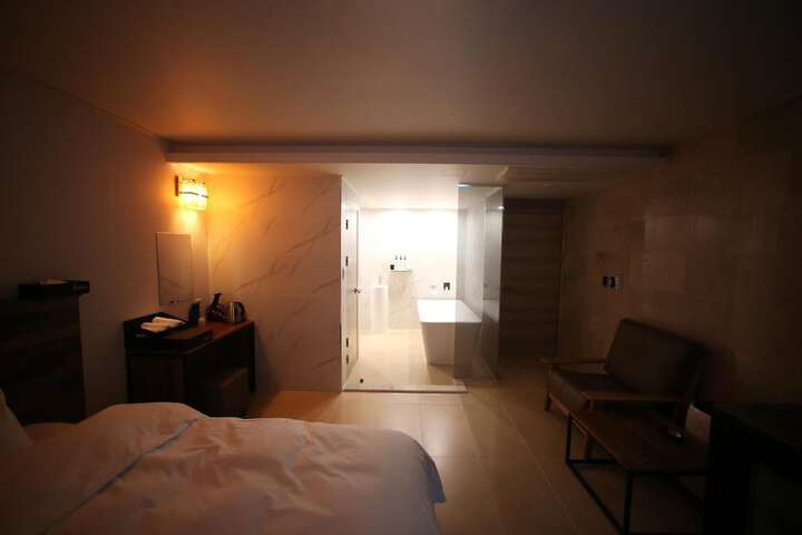 Room 16 of 31