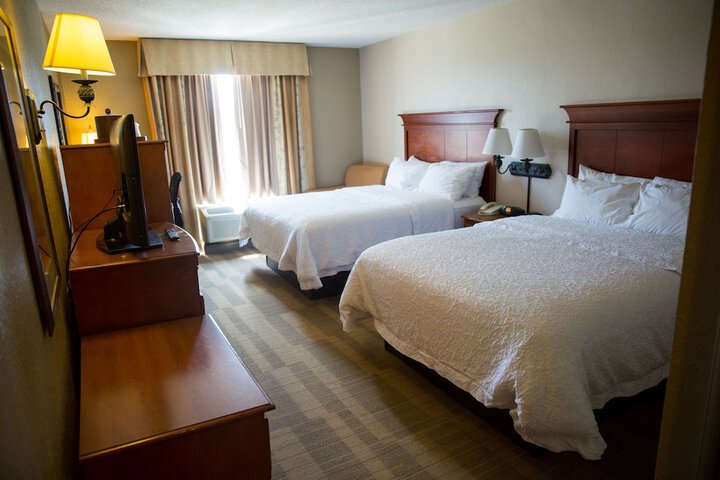 2 Queen Beds (1 of 7)