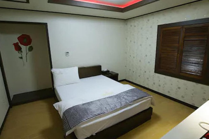 Room 16 of 29