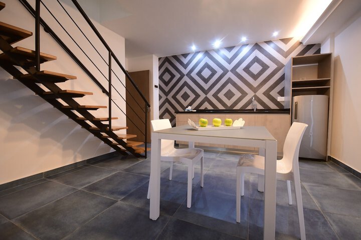 Suite 2 of 4