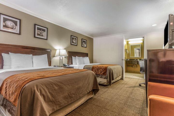 1 Queen Bed (4 of 15)