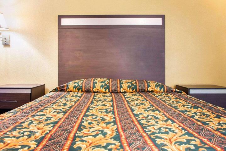 Queen Bed Accessible (8 of 9)