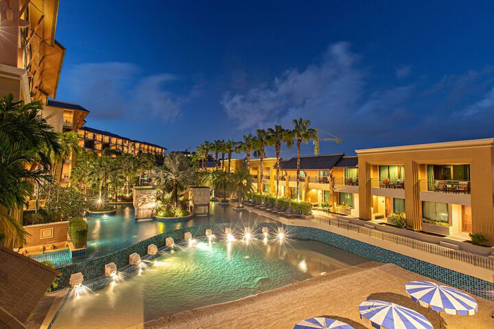 Hotel Pool