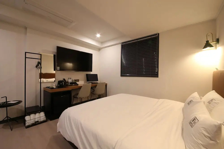Room 6 of 24