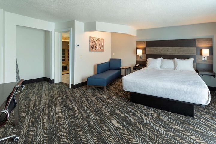 1 King Bed Exercise Bike Microwave, Refrigerator Walk in Shower Full Breakfast (12 of 30)