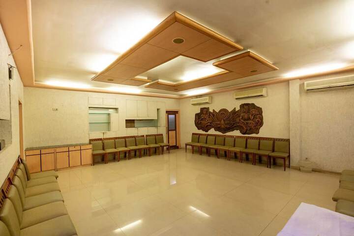 Ballroom/Hall 28 of 34