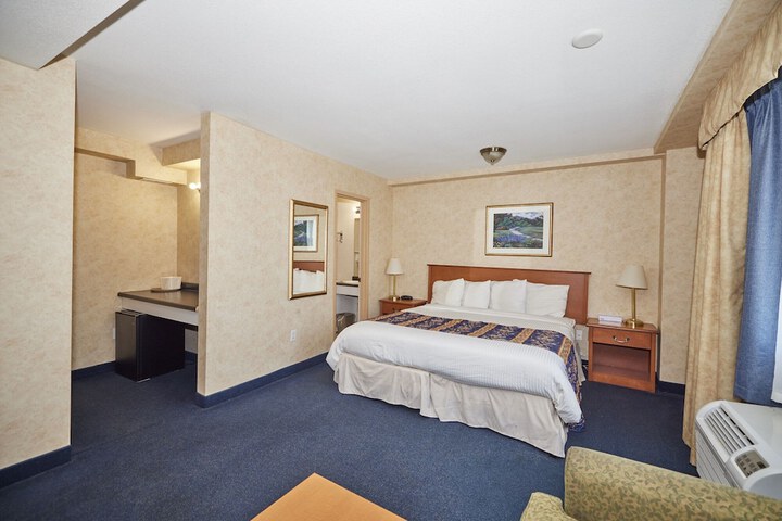 1 Queen Bed (3 of 9)