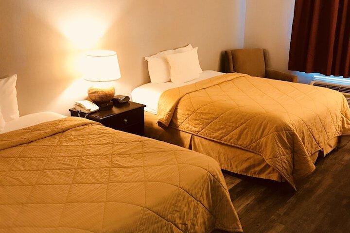 2 Queen Beds (2 of 13)