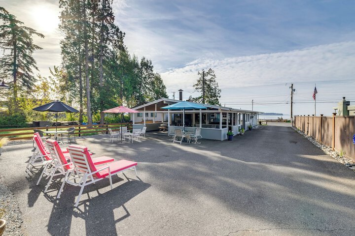 Bayfront Retreat w / Private Beach in Birch Bay