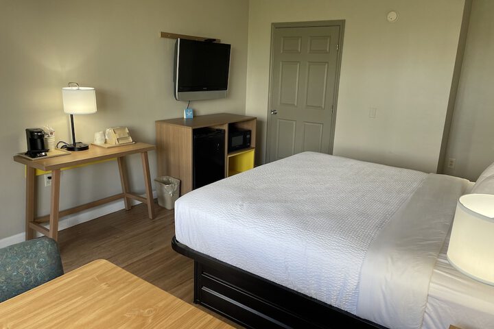 1 King Bed Accessible (3 of 39)