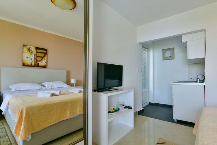 Room 14 of 80