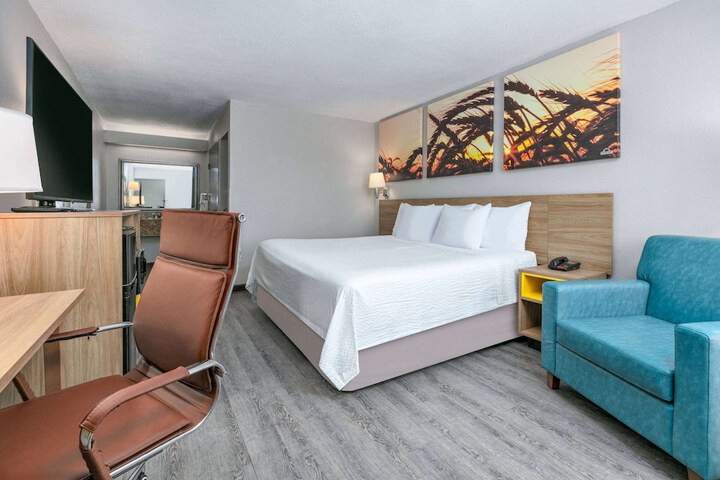 1 King Bed (2 of 8)