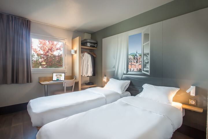 Room 8 of 36