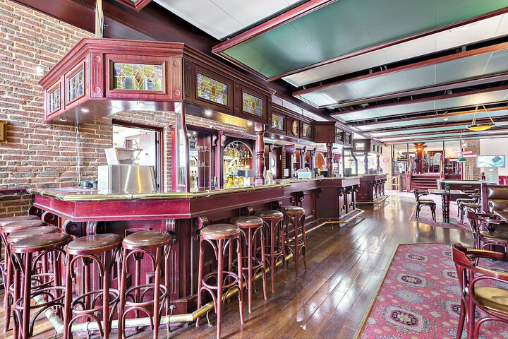 Lounge 20 of 30