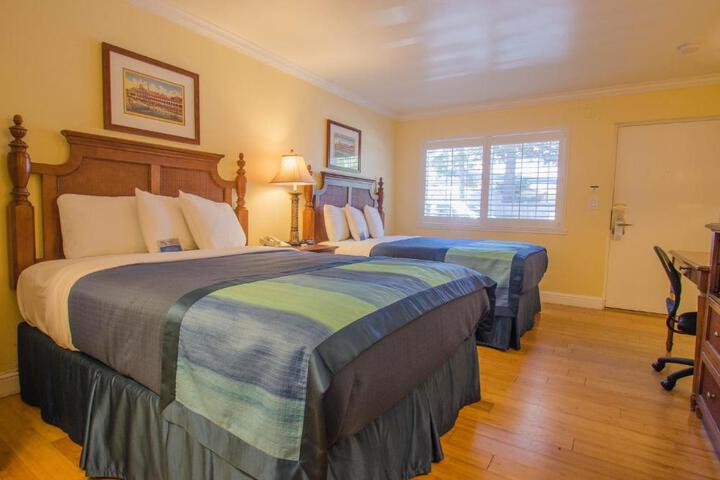 1 Queen Bed (6 of 11)