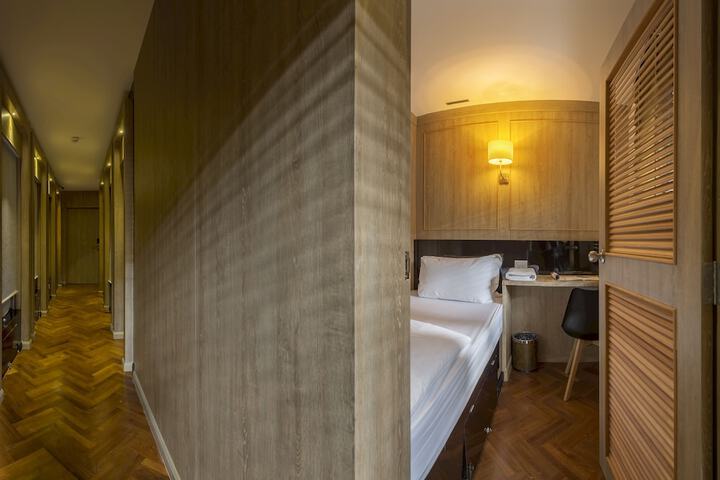 Room 27 of 65