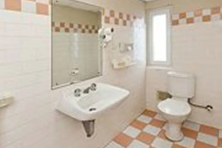 Room 8 of 40