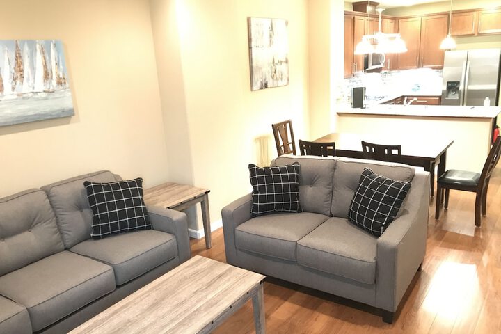 Lounge 22 of 24