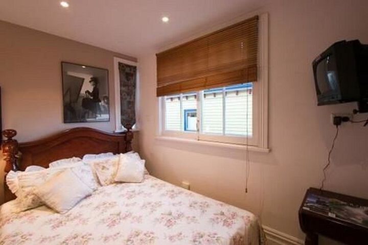 Room 9 of 25