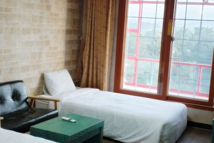 Room 11 of 51